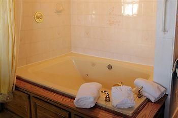 Sybaris Pool Suites Mequon Brown Deer Bagian luar foto