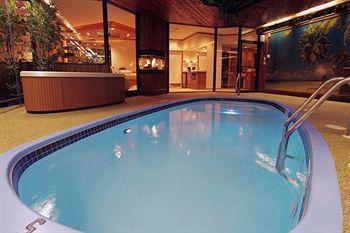 Sybaris Pool Suites Mequon Brown Deer Bagian luar foto