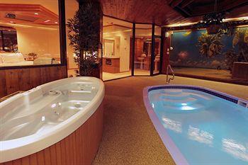 Sybaris Pool Suites Mequon Brown Deer Bagian luar foto