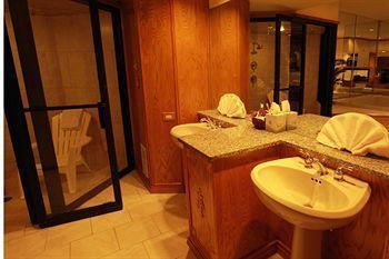 Sybaris Pool Suites Mequon Brown Deer Bagian luar foto