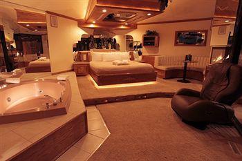 Sybaris Pool Suites Mequon Brown Deer Bagian luar foto