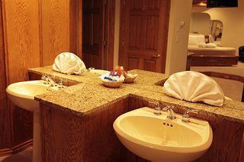 Sybaris Pool Suites Mequon Brown Deer Bagian luar foto