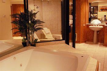 Sybaris Pool Suites Mequon Brown Deer Bagian luar foto