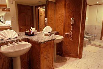 Sybaris Pool Suites Mequon Brown Deer Bagian luar foto