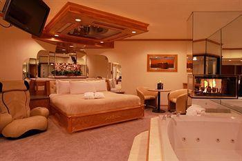 Sybaris Pool Suites Mequon Brown Deer Bagian luar foto