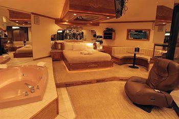 Sybaris Pool Suites Mequon Brown Deer Bagian luar foto