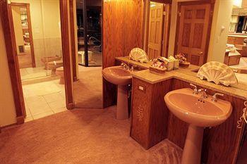 Sybaris Pool Suites Mequon Brown Deer Bagian luar foto