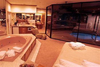 Sybaris Pool Suites Mequon Brown Deer Bagian luar foto
